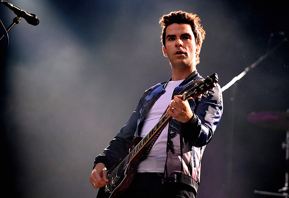 Kelly Jones of the Stereophonics on stage by Cardiff freelance photographer Richard Williams